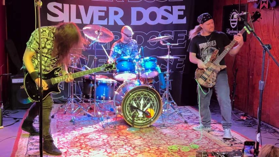 Silver Dose live