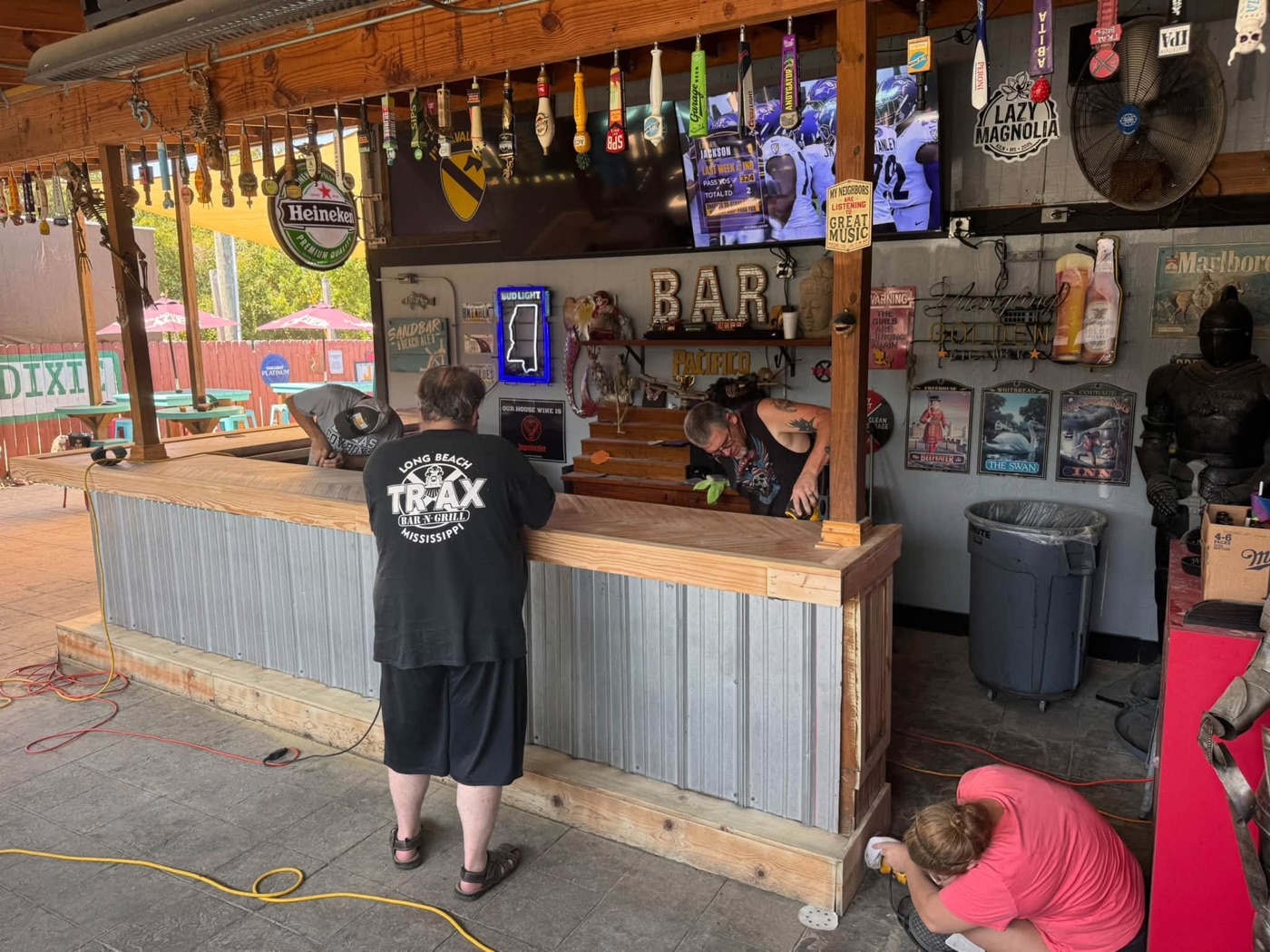 Trax Bar & Grill